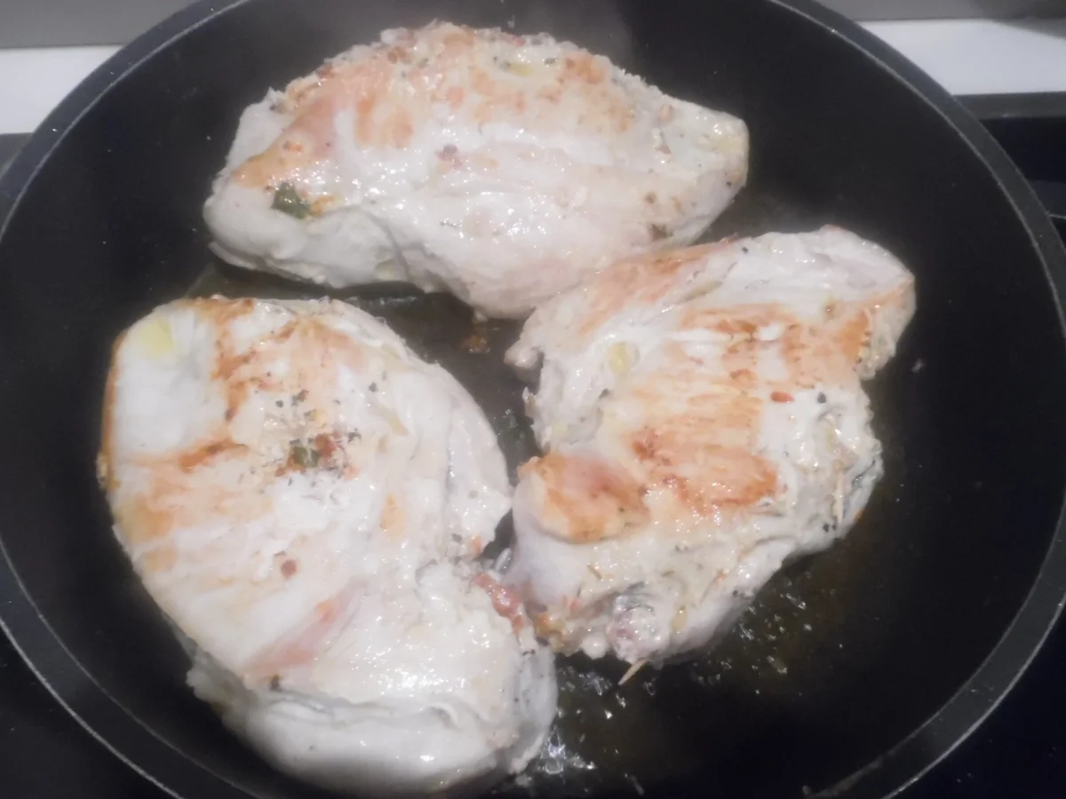 Gefüllte Hähnchenbrust-Filets, Paprika-Soße, Rahm-Mangold und Parmesan-Polenta - Rezept - Bild Nr. 1941