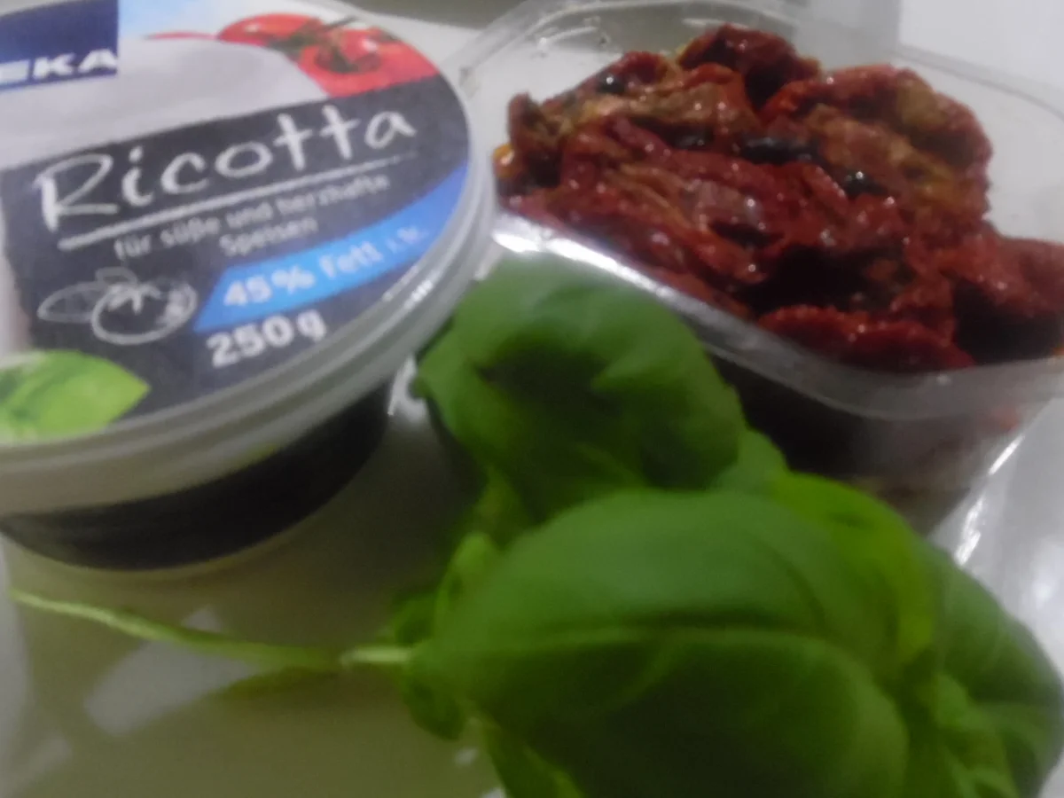 Gefüllte Hähnchenbrust-Filets, Paprika-Soße, Rahm-Mangold und Parmesan-Polenta - Rezept - Bild Nr. 1944