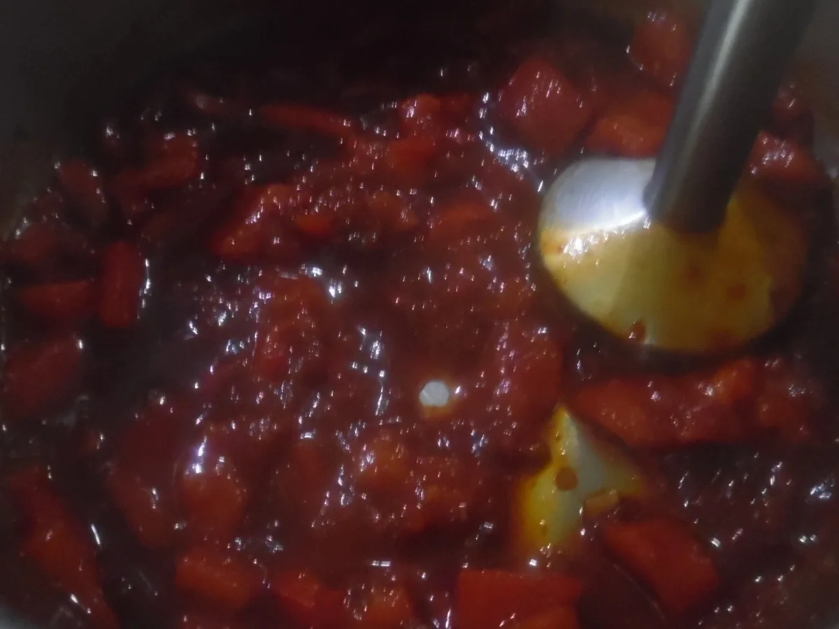 Gefüllte Hähnchenbrust-Filets, Paprika-Soße, Rahm-Mangold und Parmesan-Polenta - Rezept - Bild Nr. 1947