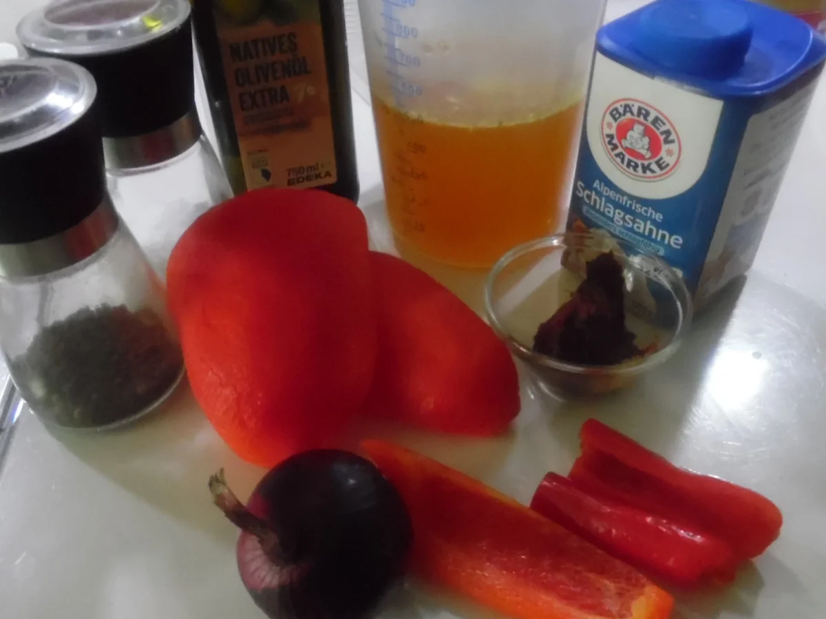 Gefüllte Hähnchenbrust-Filets, Paprika-Soße, Rahm-Mangold und Parmesan-Polenta - Rezept - Bild Nr. 1950