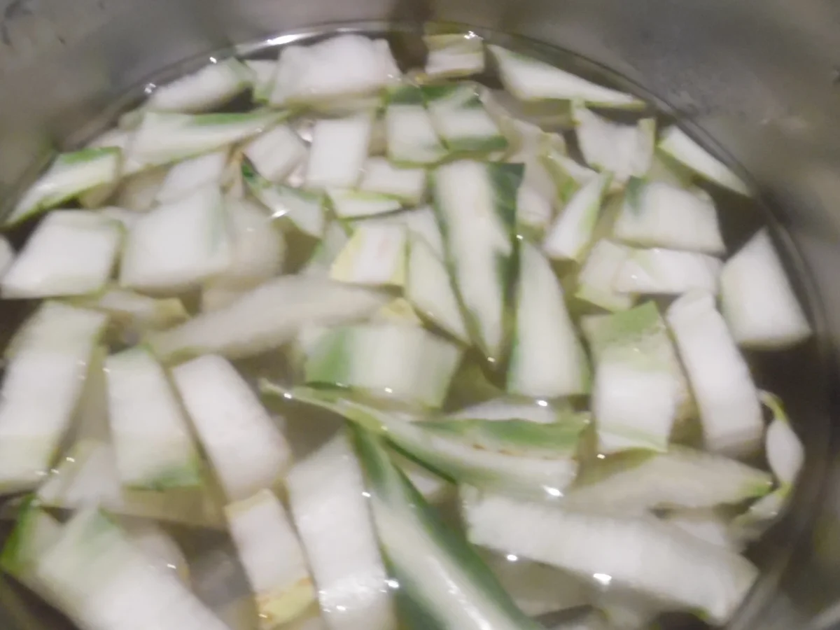 Gefüllte Hähnchenbrust-Filets, Paprika-Soße, Rahm-Mangold und Parmesan-Polenta - Rezept - Bild Nr. 1955