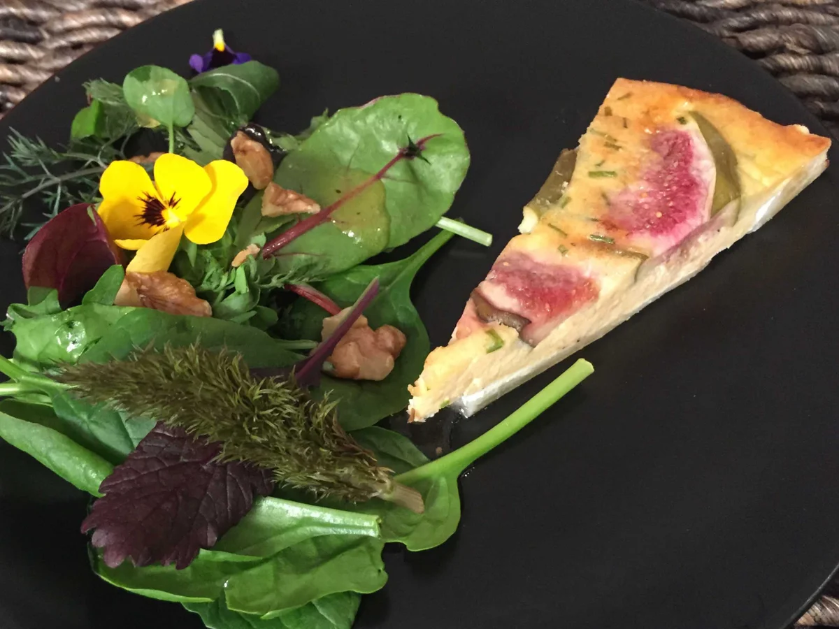 Quiche met Jeißkies, Feije un lecker Schloot met Walnöß dozo Hunnich-Vinaigrette - Rezept - Bild Nr. 2