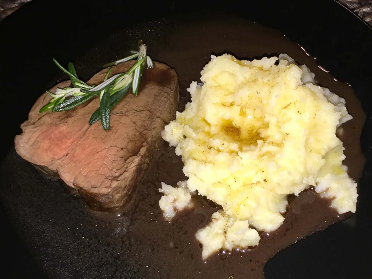 Filet vum Rind met Rutwingsoß un Äädäppel - Rezept - Bild Nr. 1944