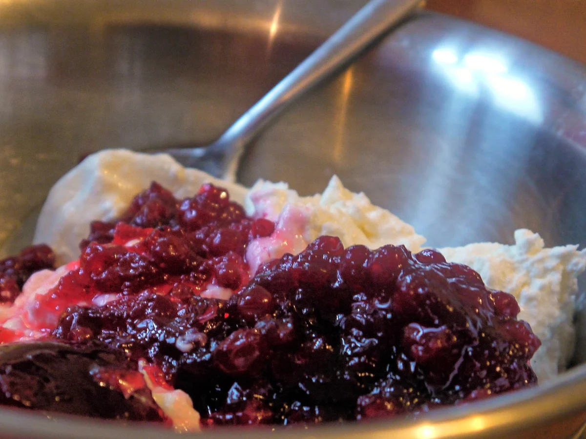 Preiselbeer-Pfannkuchen mit Rum-Karamell-Sauce - Rezept - Bild Nr. 7