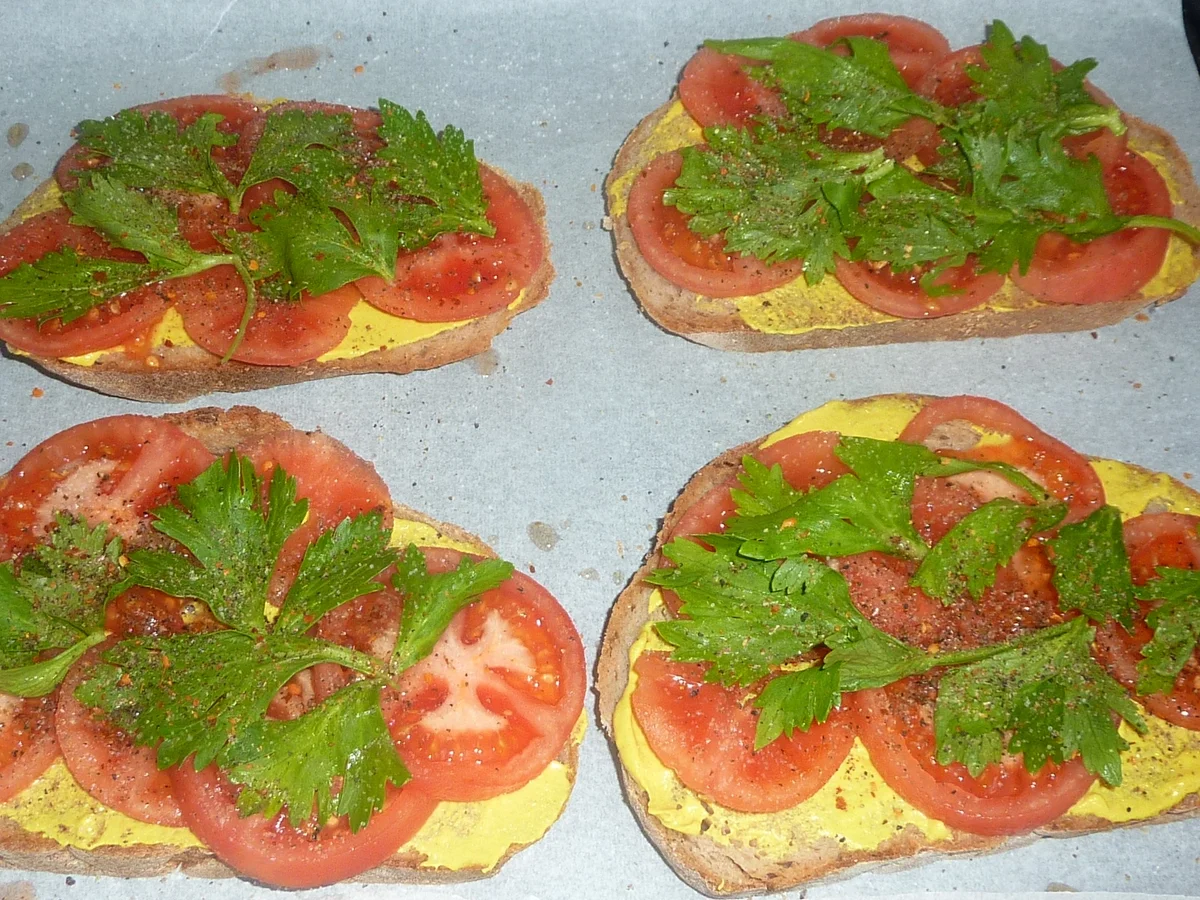 Toast mit Cervelat-Tomaten und Käse - Rezept - Bild Nr. 1965