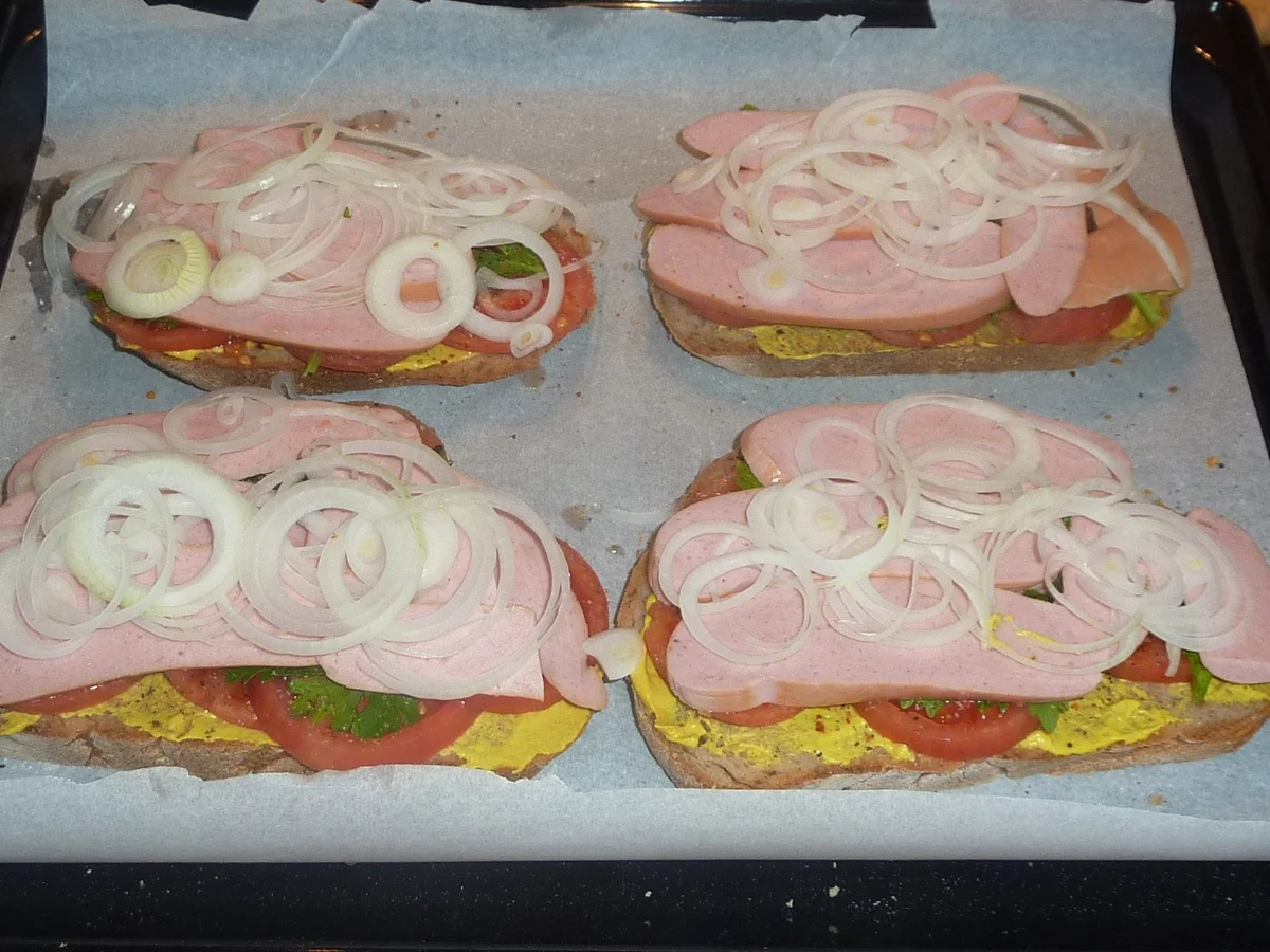 Toast mit Cervelat-Tomaten und Käse - Rezept - Bild Nr. 1966