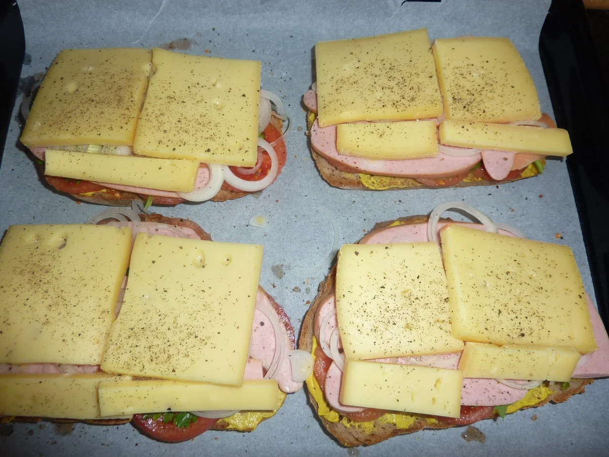 Toast mit Cervelat-Tomaten und Käse - Rezept - Bild Nr. 1967