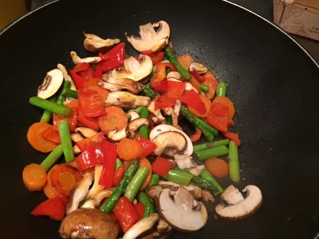 Rezept: Lachsfilet asiatisch mit Wokgemüse und Wildreis Bild Nr. 5 Lachsfilet asiatisch mit Wokgemüse und Wildreis - Rezept - Bild Nr. 5