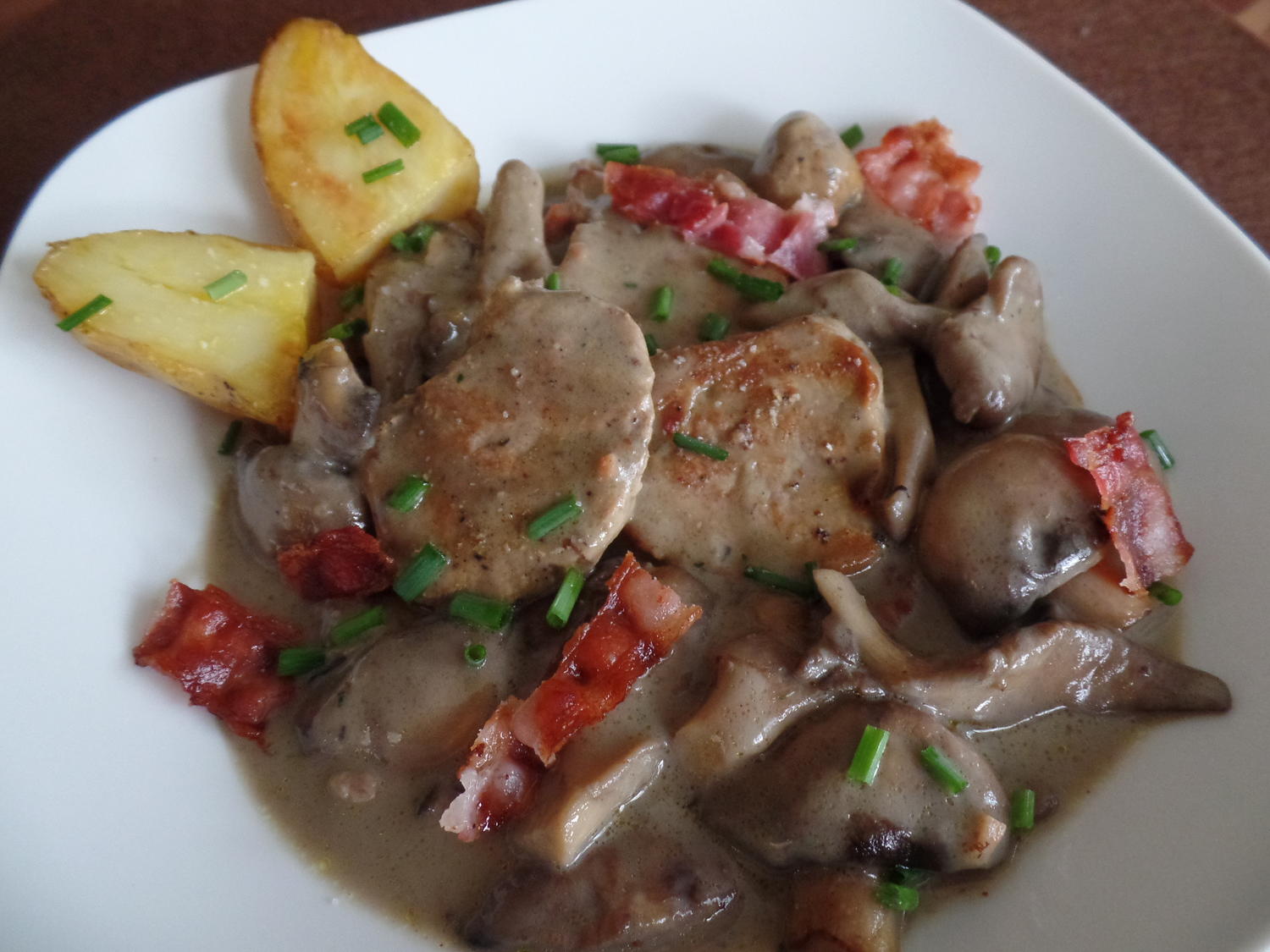 Schweinefilet-Pilz-Ragout mit Ofenkartoffeln - Rezept - kochbar.de