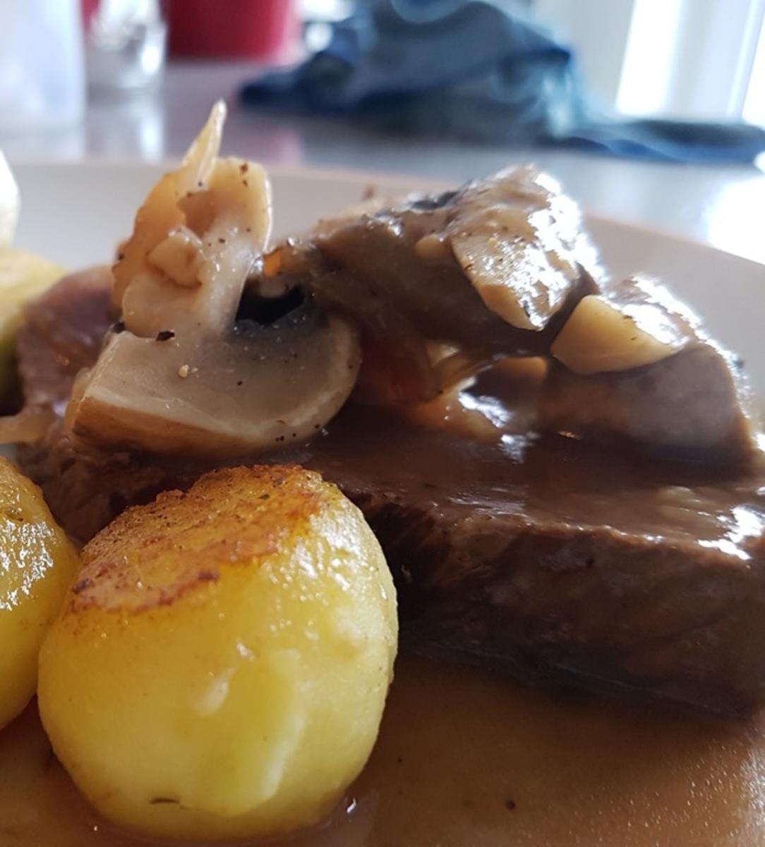 Fleisch / Rind = Rinderbraten ist Sonntagsbraten oder Festagsbraten à ...