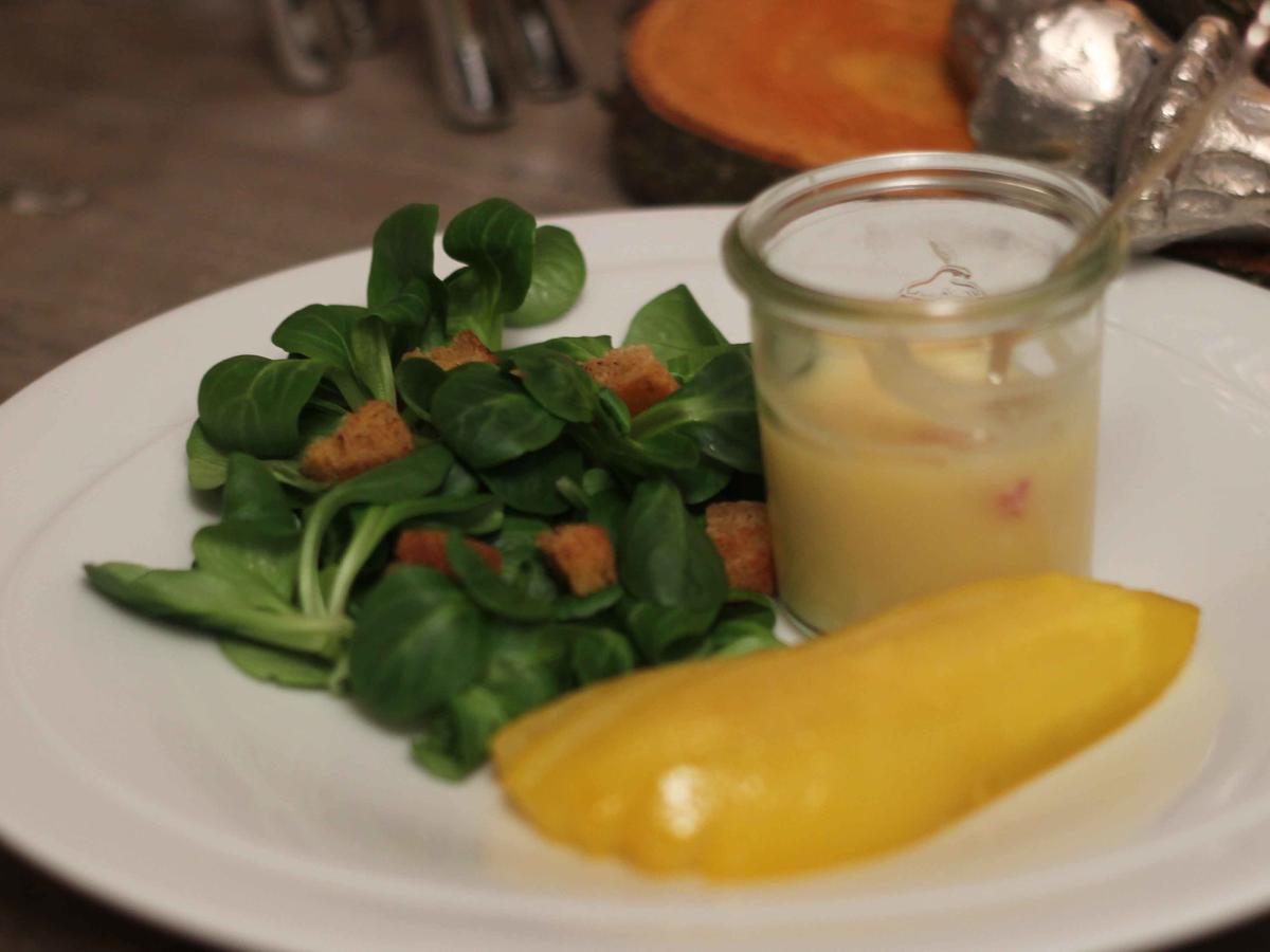 Feldsalat mit Kartoffeldressing und Holunder-Birne - Rezept - kochbar.de