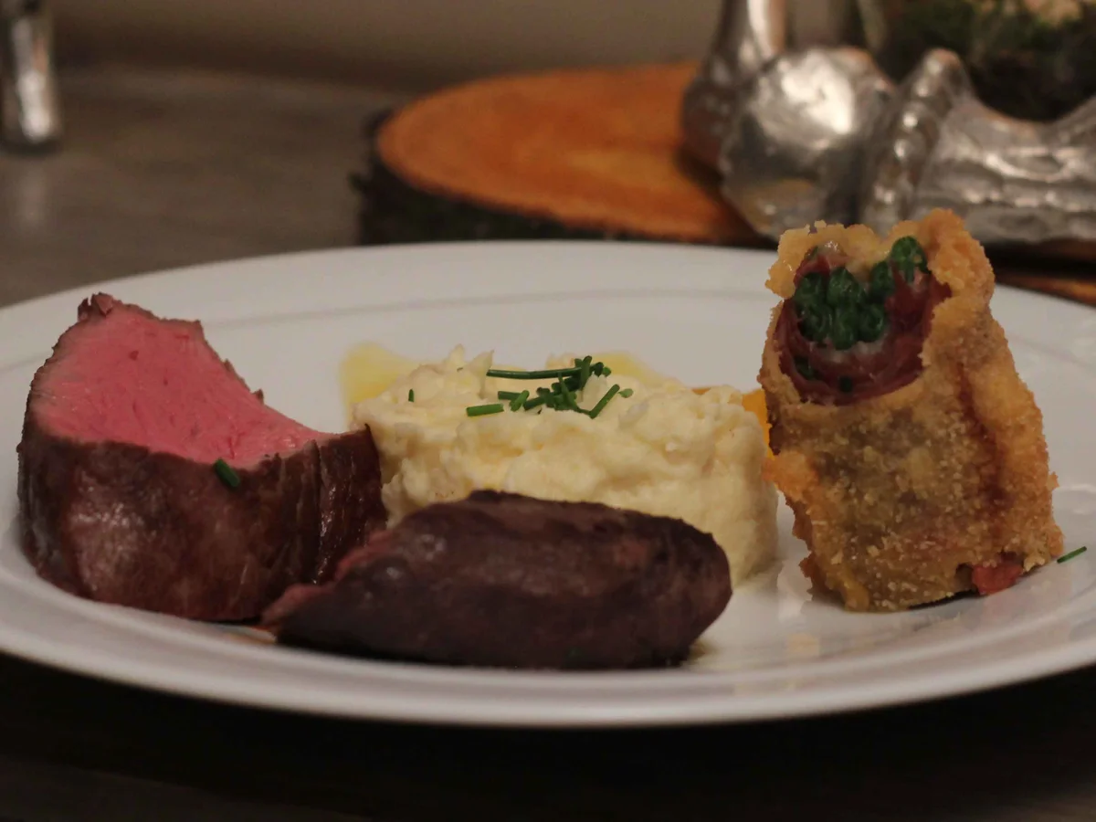 Duo aus Rehrücken und Rinderfilet mit Kartoffel-Sellerie-Püree und Serrano-Bohnen - Rezept - Bild Nr. 2059