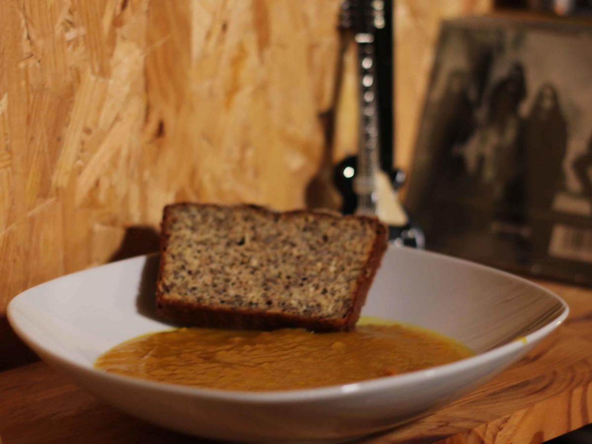 Kartoffel-Kürbis-Ingwer-Suppe mit Low-Carb-Brot - Rezept - kochbar.de