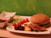 Pulled-Pork-Sandwich mit Wedges, Sour Cream und BBQ Soße - Rezept - Bild Nr. 2