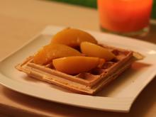 Vanille-Waffeln mit karamellisiertem Pfirsich dazu Honig - Rezept - Bild Nr. 2