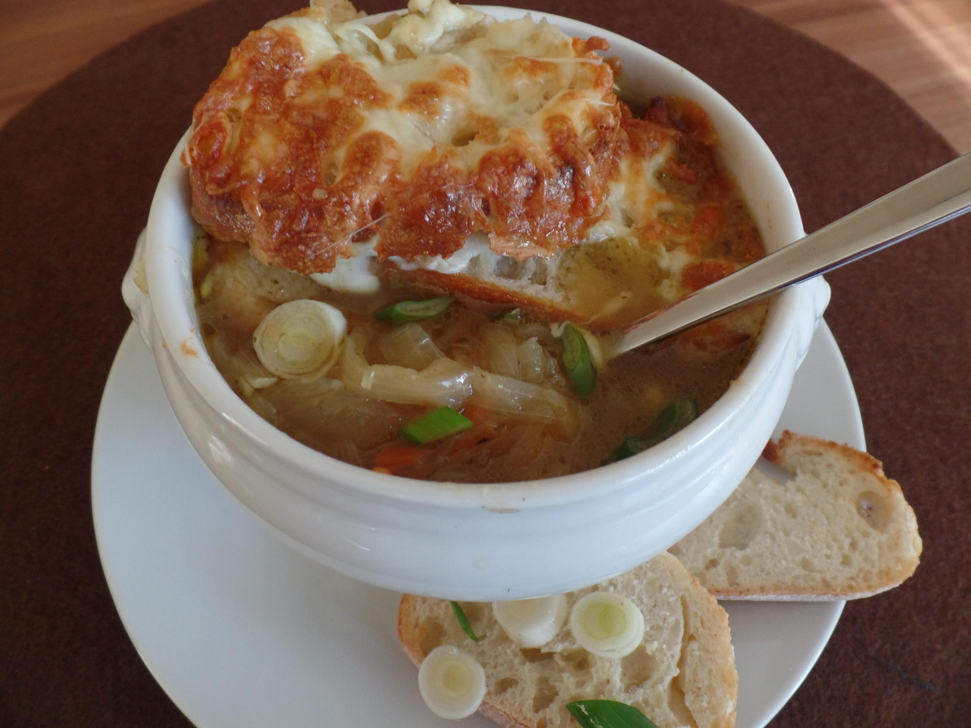 Bilder für Zwiebelsuppe mit Käse-Brot-Kruste - Rezept