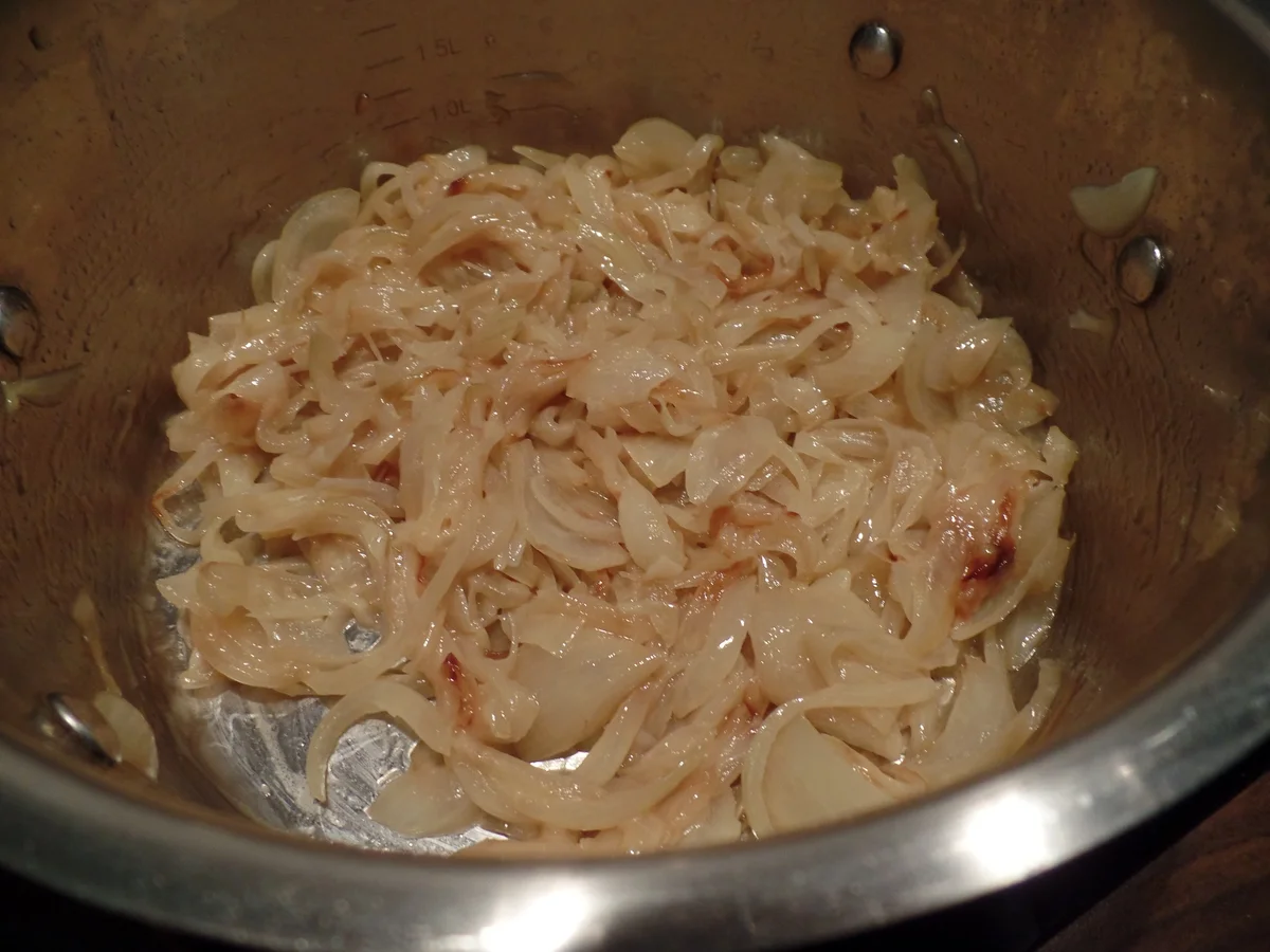 Rezept: Zwiebelsuppe mit Käse-Brot-Kruste Bild Nr. 2061 Zwiebelsuppe mit Käse-Brot-Kruste - Rezept - Bild Nr. 2061