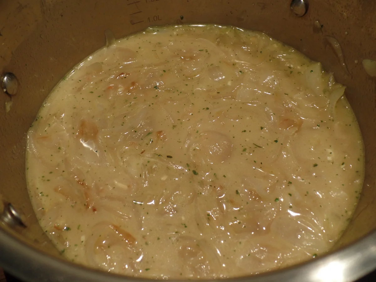 Rezept: Zwiebelsuppe mit Käse-Brot-Kruste Bild Nr. 2063 Zwiebelsuppe mit Käse-Brot-Kruste - Rezept - Bild Nr. 2063