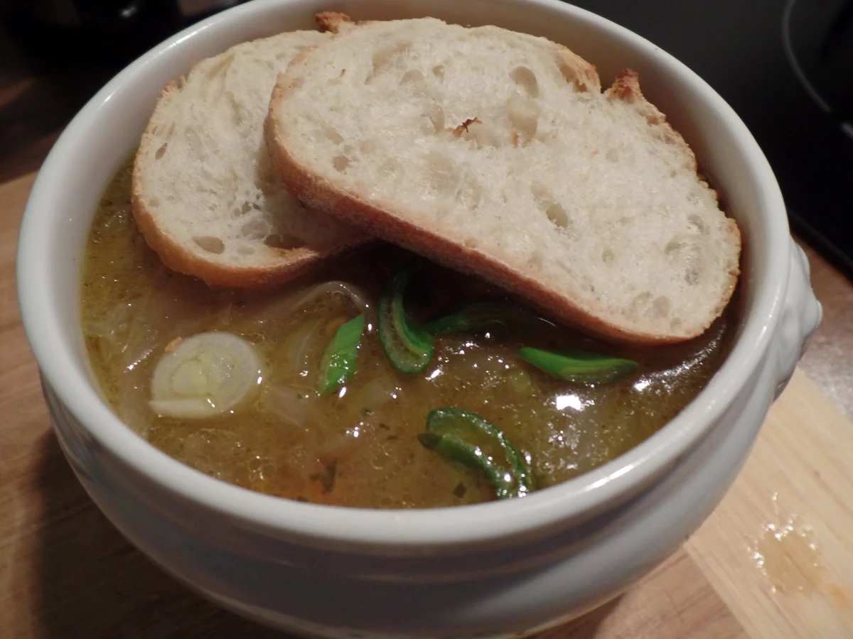 Rezept: Zwiebelsuppe mit Käse-Brot-Kruste Bild Nr. 2065 Zwiebelsuppe mit Käse-Brot-Kruste - Rezept - Bild Nr. 2065