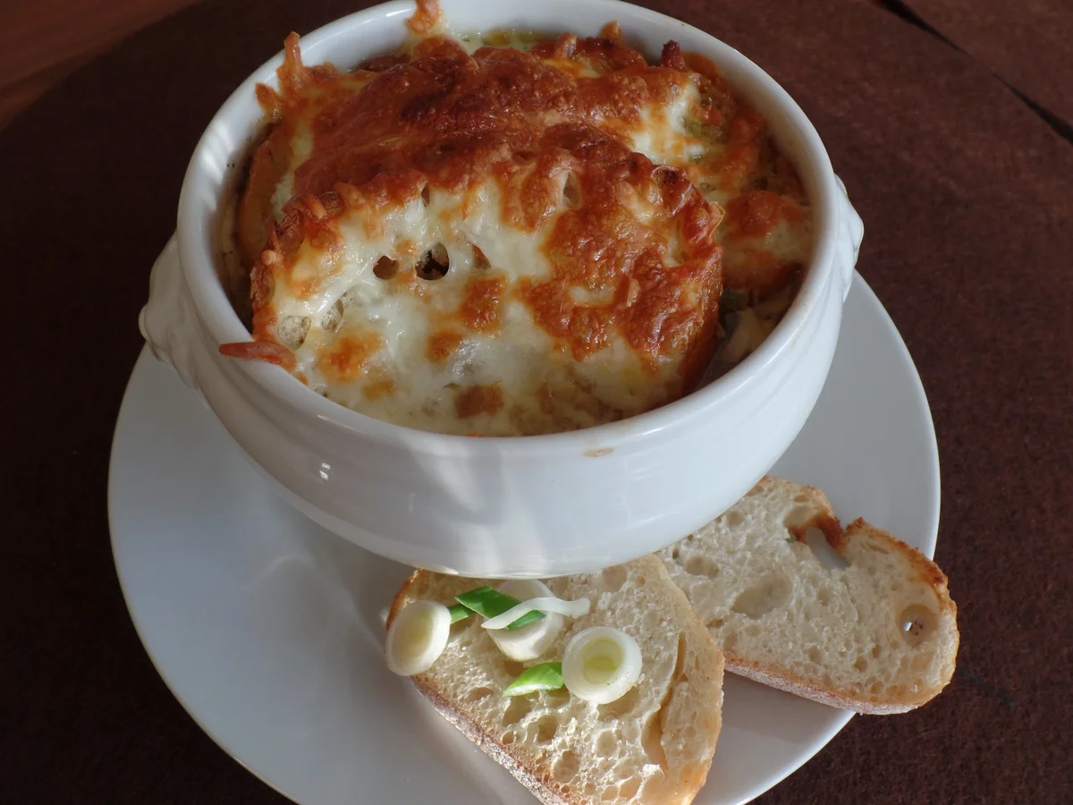 Rezept: Zwiebelsuppe mit Käse-Brot-Kruste Bild Nr. 2067 Zwiebelsuppe mit Käse-Brot-Kruste - Rezept - Bild Nr. 2067