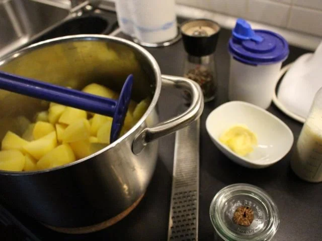 Salzbohnenkartoffelpüree mit Cabanossi und Spiegelei - Rezept - Bild Nr. 2075