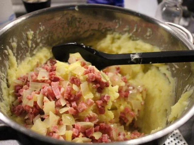 Salzbohnenkartoffelpüree mit Cabanossi und Spiegelei - Rezept - Bild Nr. 2076