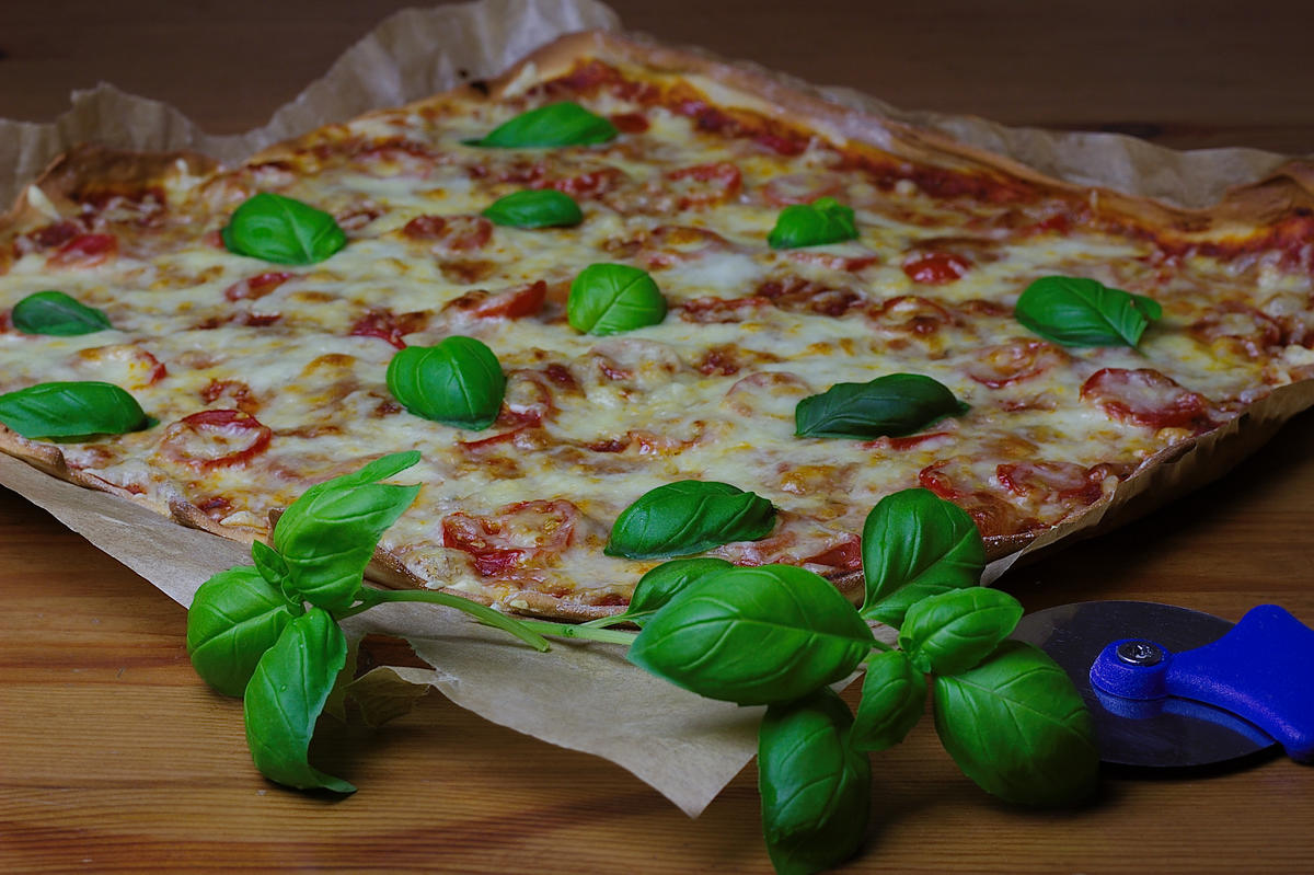 Tomate-Käse-Pizza mit Basilikum - Rezept - Bild Nr. 2075