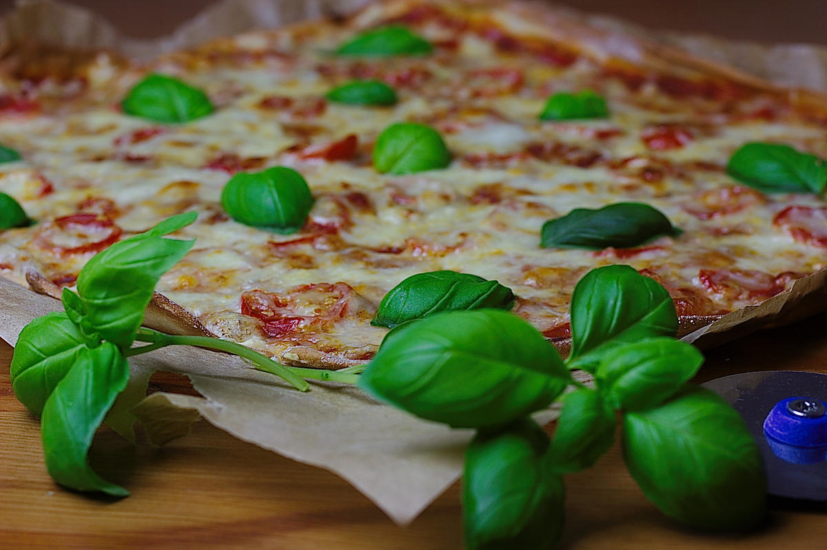 Tomate-Käse-Pizza mit Basilikum - Rezept - Bild Nr. 2077