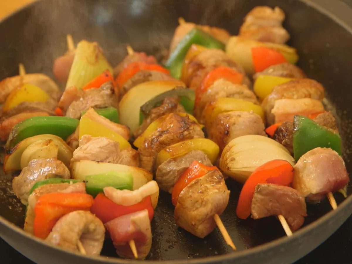 Schaschlik-Spieße mit Tomaten-Paprika-Sauce - Rezept - Bild Nr. 2