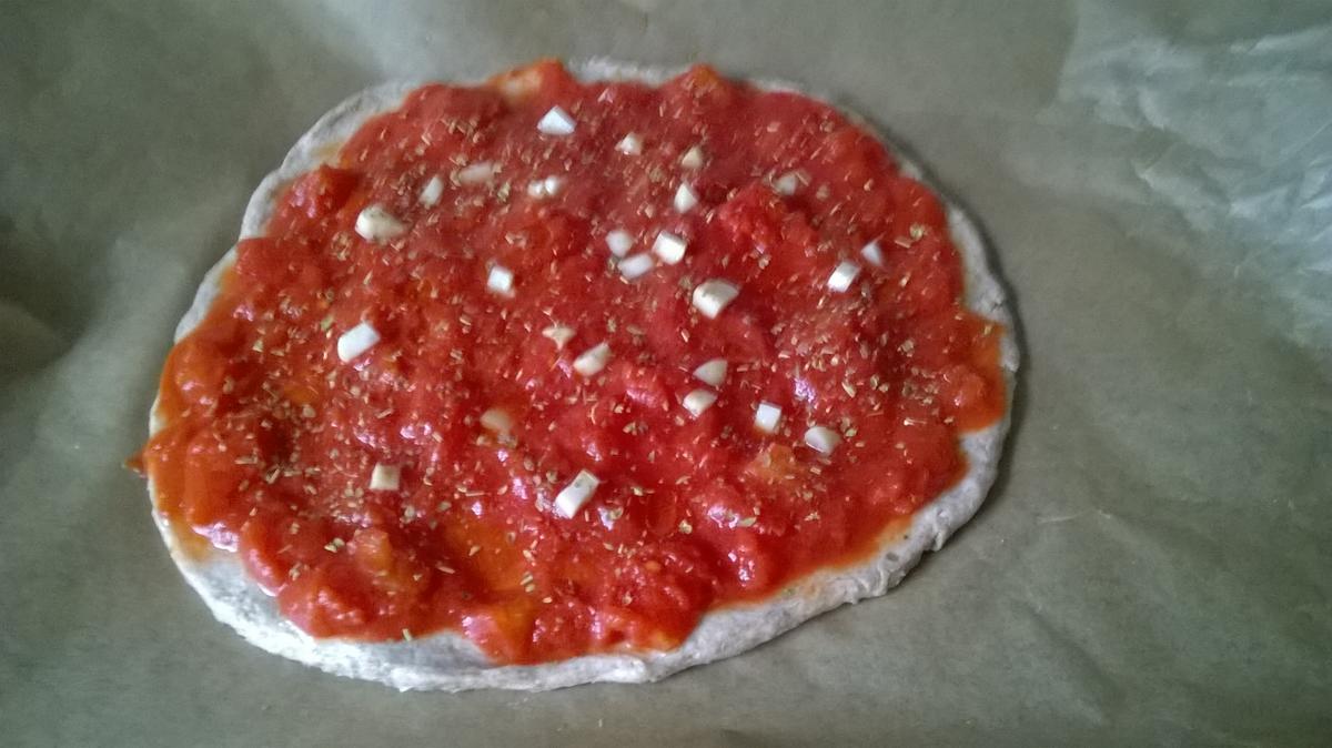 Knoblauch-Tomaten-Pizza (vegan) - Rezept - Bild Nr. 2