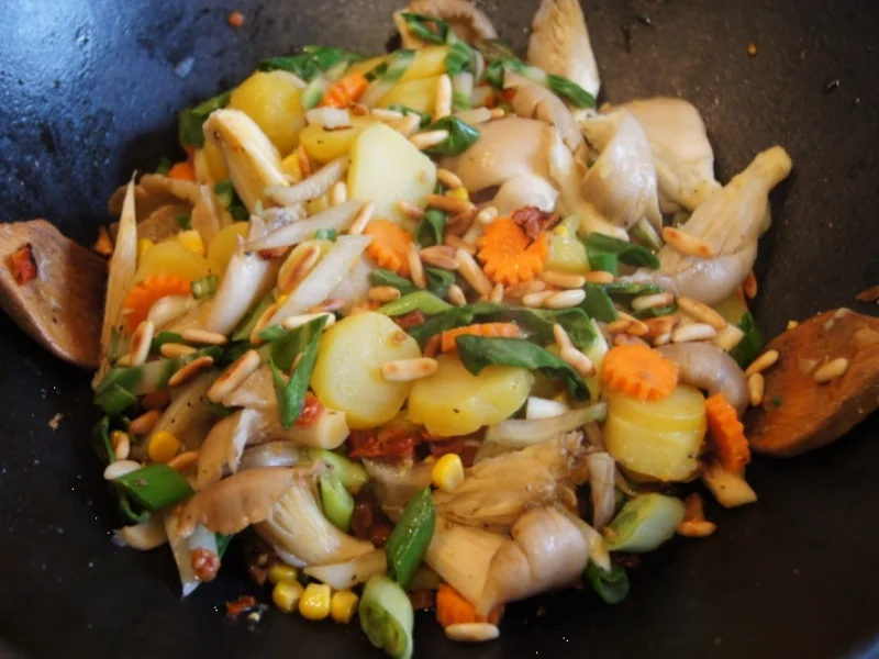 Gemüsewok mit Pinienkernen - Rezept - Bild Nr. 2091