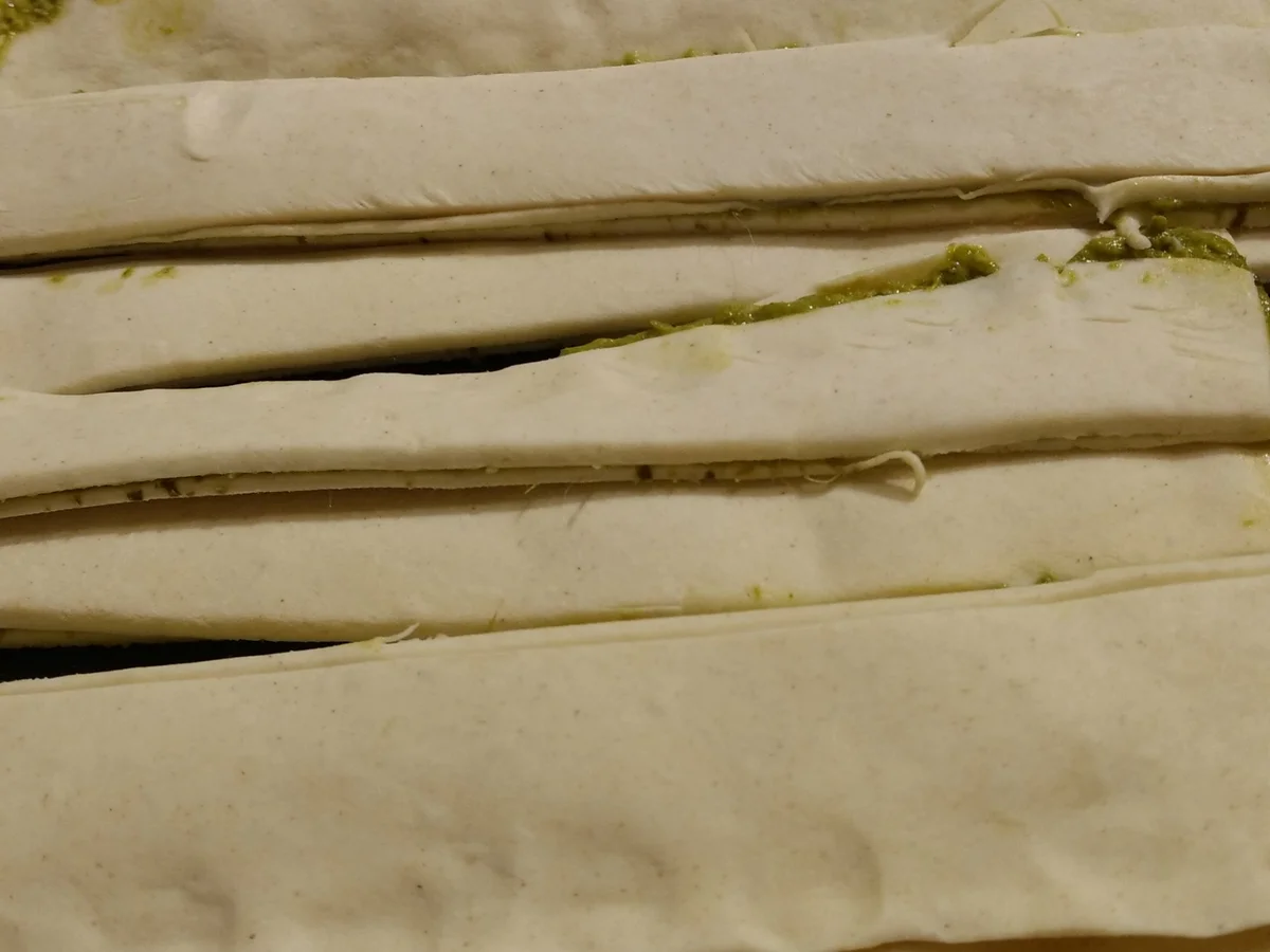 BiNe` S PESTO BLÄTTERTEIGSTANGEN - Rezept - Bild Nr. 2103