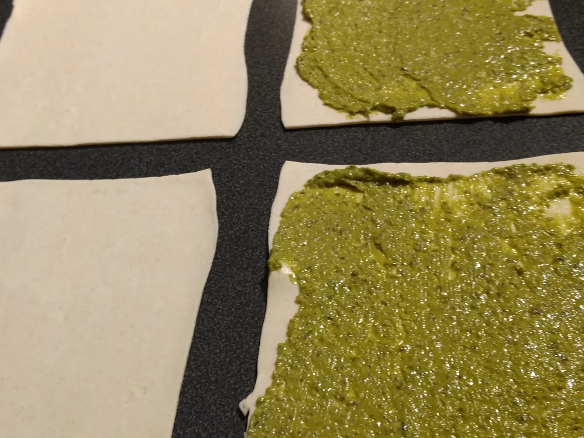 BiNe` S PESTO BLÄTTERTEIGSTANGEN - Rezept - Bild Nr. 2104
