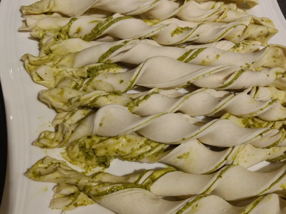 BiNe` S PESTO BLÄTTERTEIGSTANGEN - Rezept - Bild Nr. 2105