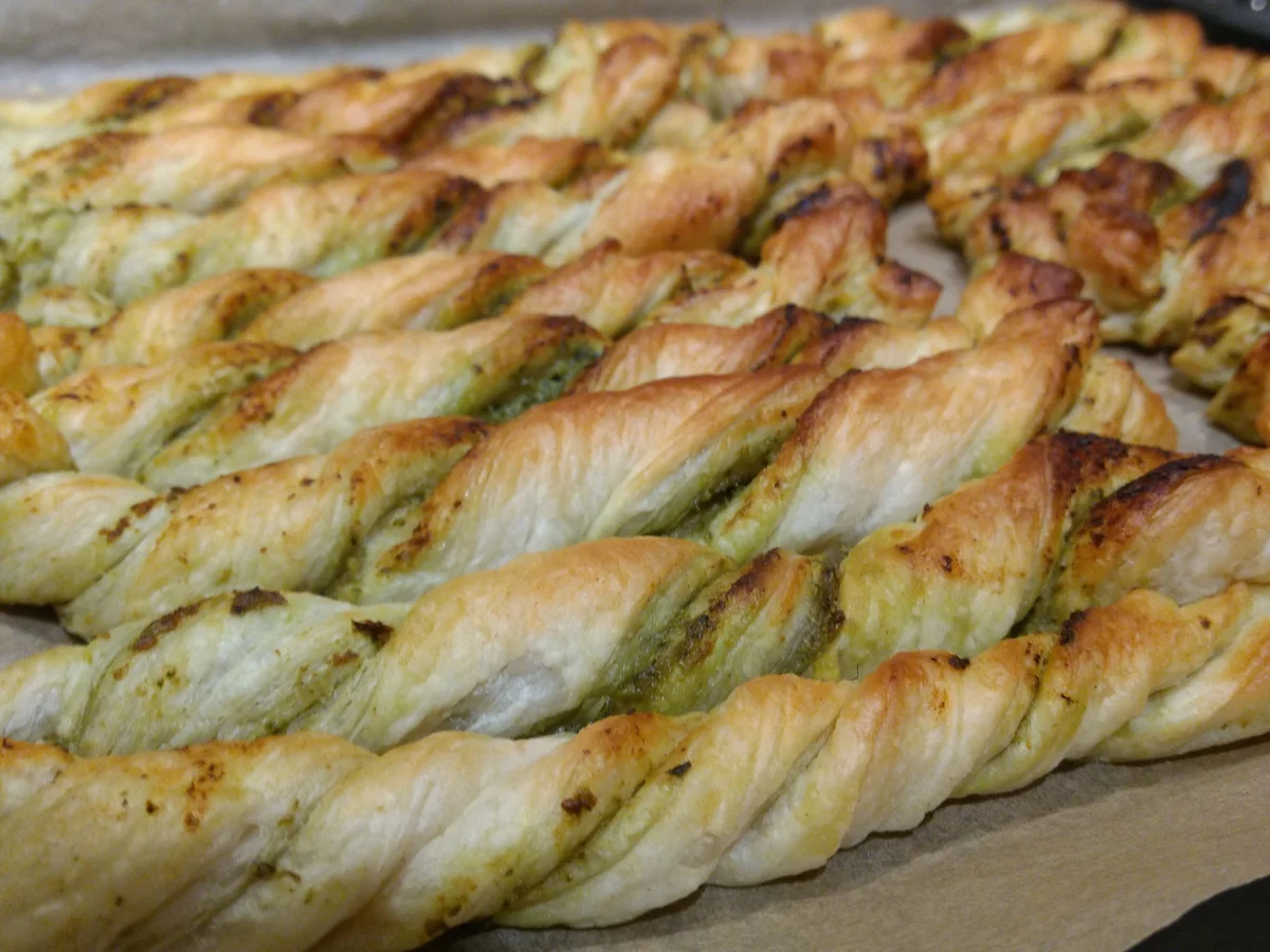 BiNe` S PESTO BLÄTTERTEIGSTANGEN - Rezept - Bild Nr. 2112