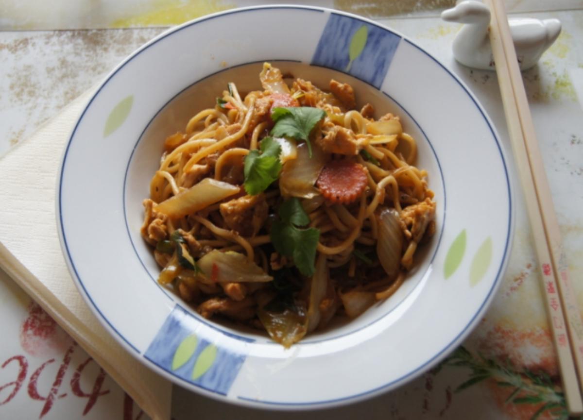 Bilder für Bami Goreng mit Hähnchenbrustfilet - Rezept