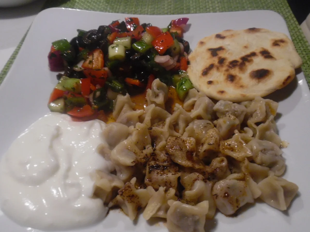 Rezept: Manti mit Joghurt-Knoblauch-Soße und Paprika-Butter Bild Nr. 2101 Manti mit Joghurt-Knoblauch-Soße und Paprika-Butter - Rezept - Bild Nr. 2101