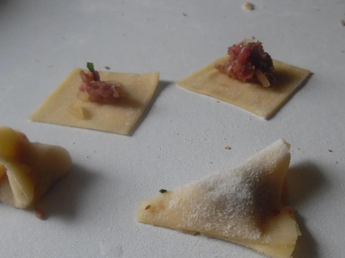 Rezept: Manti mit Joghurt-Knoblauch-Soße und Paprika-Butter Bild Nr. 2103 Manti mit Joghurt-Knoblauch-Soße und Paprika-Butter - Rezept - Bild Nr. 2103