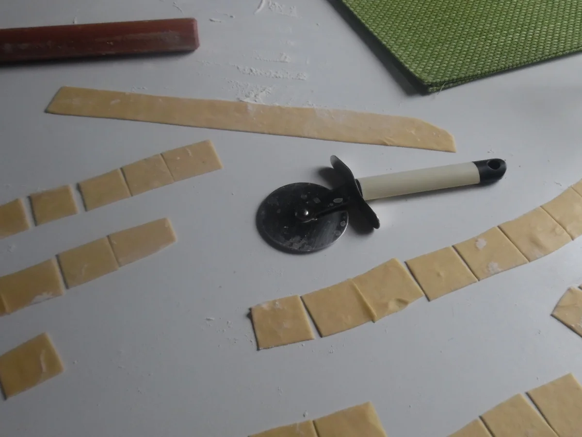 Rezept: Manti mit Joghurt-Knoblauch-Soße und Paprika-Butter Bild Nr. 2104 Manti mit Joghurt-Knoblauch-Soße und Paprika-Butter - Rezept - Bild Nr. 2104