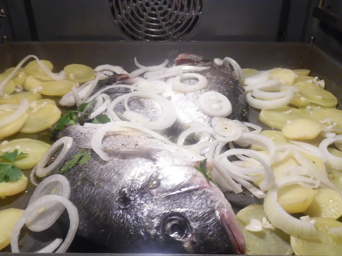 Rezept: Ofen-Dorade mit Knoblauch-Kartoffeln und Rahm-Schwarzwurzeln Bild Nr. 7 Ofen-Dorade mit Knoblauch-Kartoffeln und Rahm-Schwarzwurzeln - Rezept - Bild Nr. 7