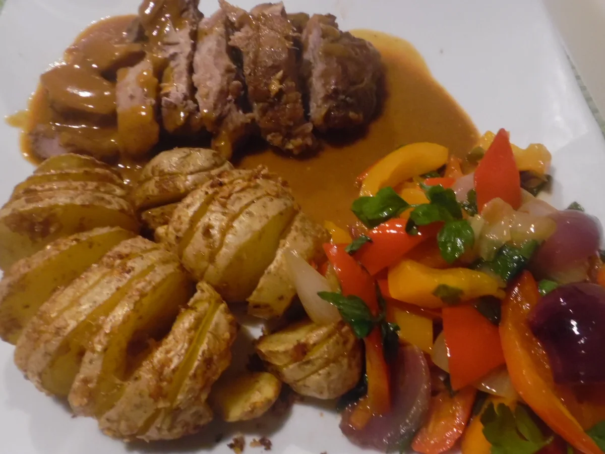 Lammkeule in Honig-Knoblauchsoße mit Paprika-Gemüse - Rezept - Bild Nr. 2123