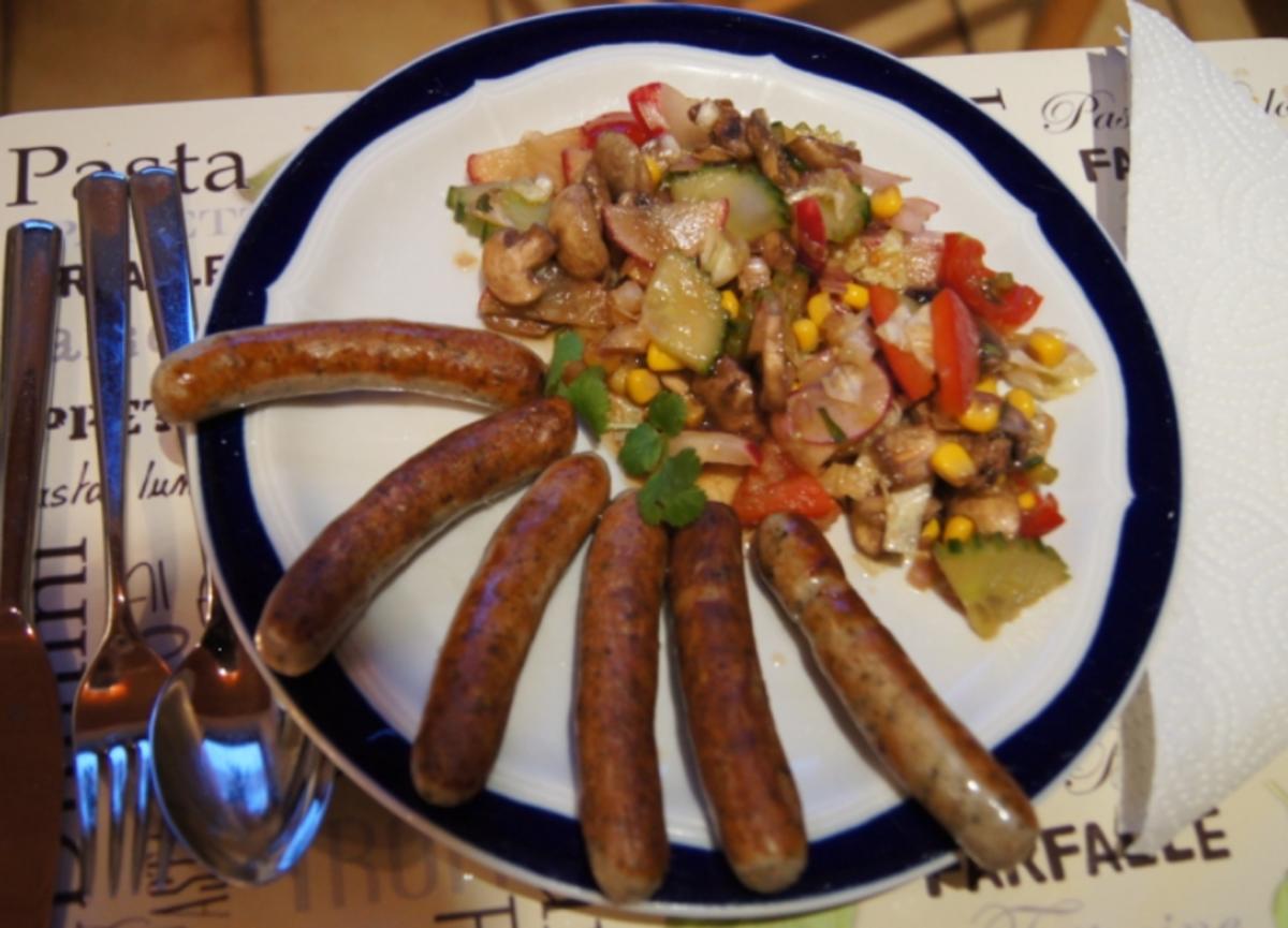 Nürnberger Rostbratwürstchen mit gemischten Salat - Rezept - Bild Nr. 2