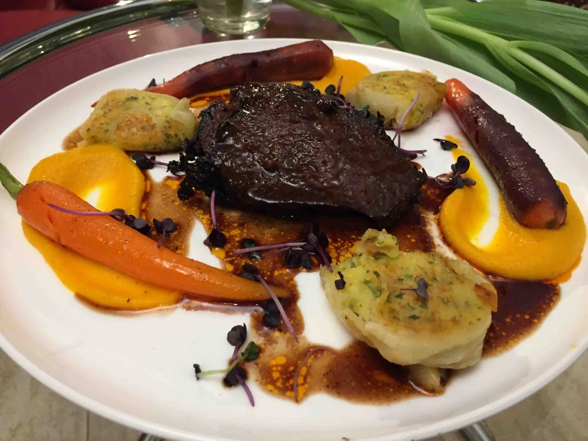 Wagyu: Geschmorte Wagyu-Ochsenbäckchen, glasierte Vanille-Möhrchen und Kartoffel-Roulade - Rezept - Bild Nr. 2166