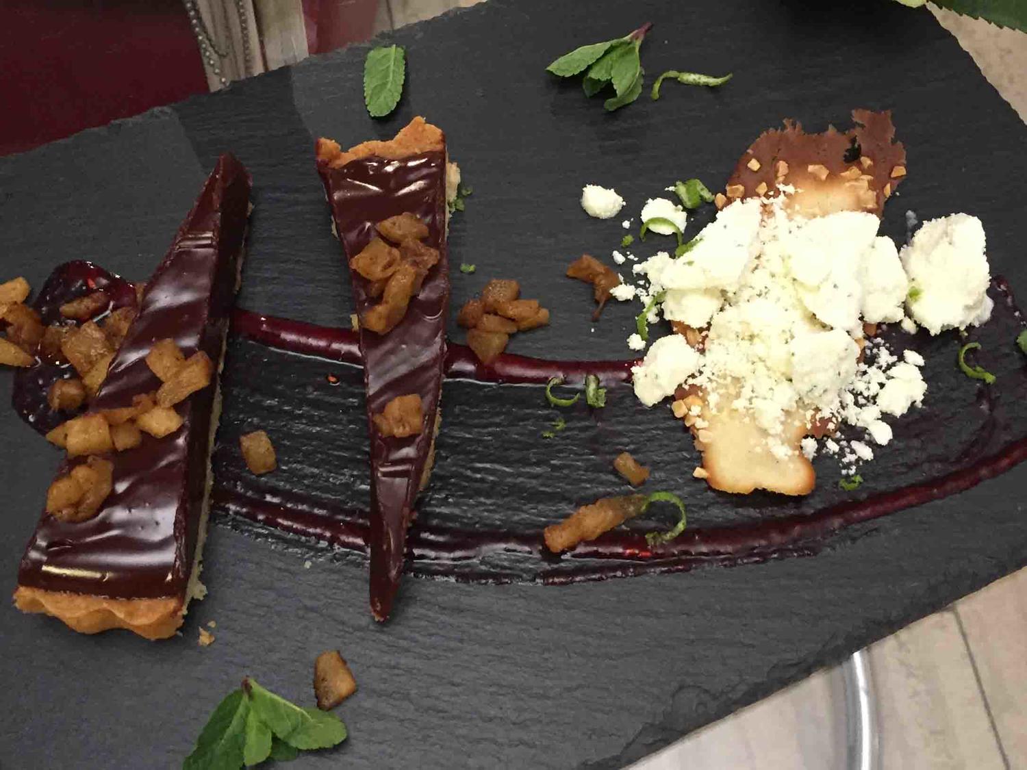 Tarte: Schoko-Birnen-Tarte mit Minze-Frischkäse-Eis - Rezept - kochbar.de