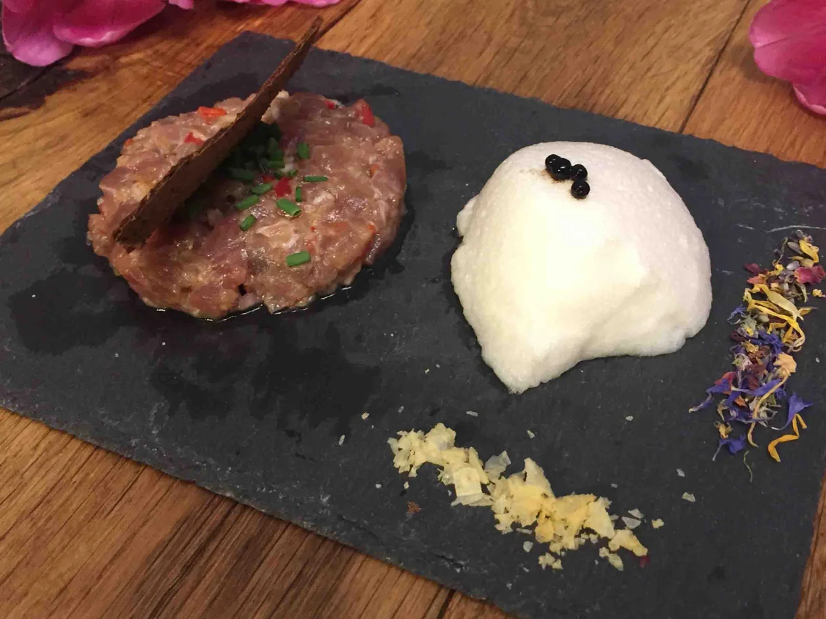 Rezept: Tatar vom Thunfisch – Weißer Tomatenschaum – Pumpernickelchip Bild Nr. 2167 Tatar vom Thunfisch – Weißer Tomatenschaum – Pumpernickelchip - Rezept - Bild Nr. 2167