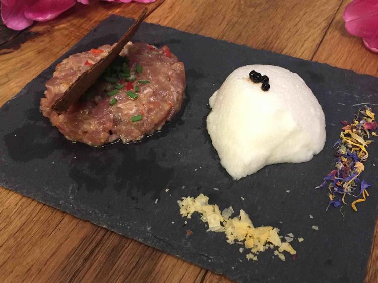 Tatar vom Thunfisch – Weißer Tomatenschaum – Pumpernickelchip - einfach ...