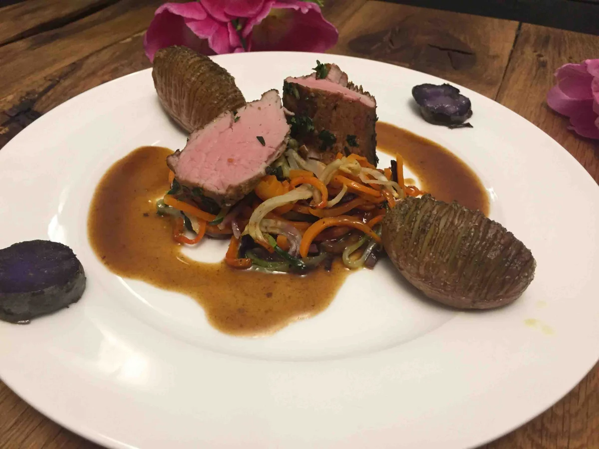 Rezept: Kalbsfilet im Kräutermantel – Julienne-Gemüse – Hasselback-Kartoffeln Bild Nr. 2 Kalbsfilet im Kräutermantel – Julienne-Gemüse – Hasselback-Kartoffeln - Rezept - Bild Nr. 2