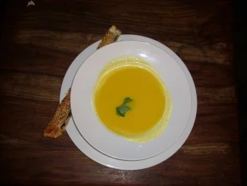 Gelbes Paprikarahmsüppchen mit Sesam-Spinat-Stange - Rezept