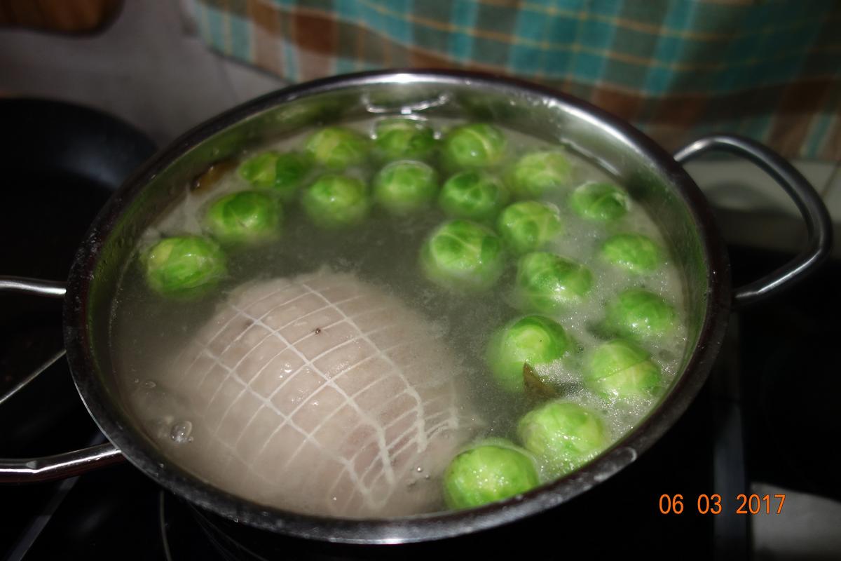 Putenrollbraten mit Kohlsprossen; - Rezept - Bild Nr. 2172