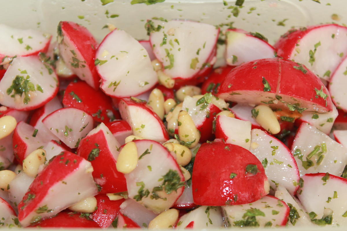 Radieschen-Kräuter-Salat mit Pinienkernen (vegan) - Rezept - Bild Nr. 2167